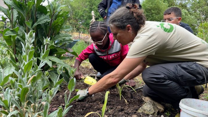Les enfants du club nature apprennent à cultiver le mercredi après-midi.