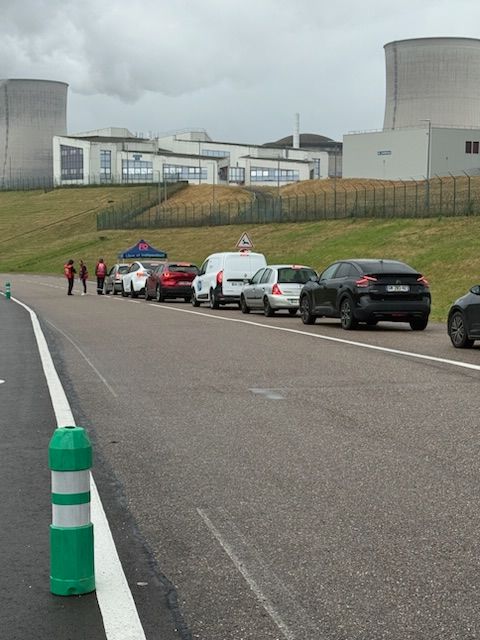 Les agents de sécurité de Fiducial bloquent l'entrée de la centrale nucléaire de Cattenom