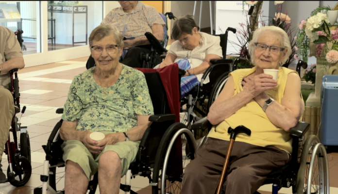 Face à la chaleur, Ehpad et aides à domicile au chevet des anciens