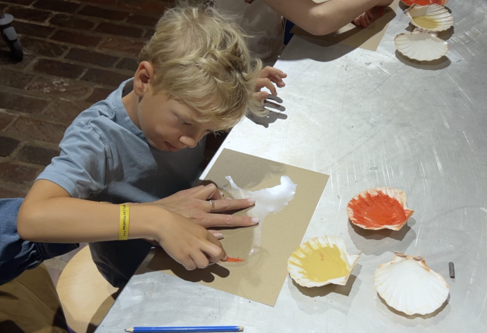 Les jeunes jouent les cro-magnons à la Tour aux Puces