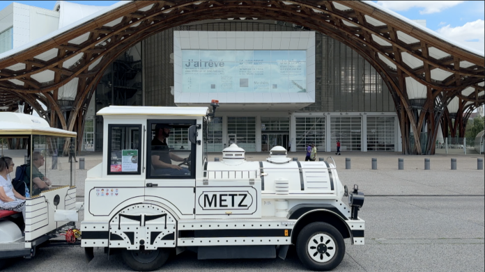 Depuis près de 50 ans, le petit train touristique de Metz sillonne les rues de la ville. Entièrement électrique, il propose une découverte express mais complète des grands sites touristiques.