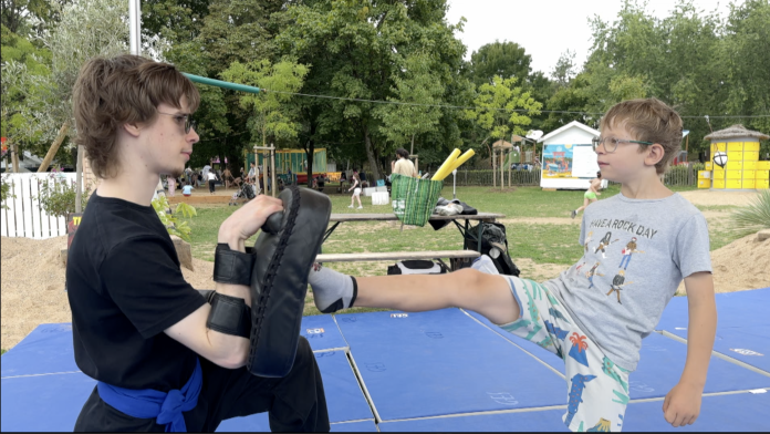 À Metz Plage, le dojo s’invite sur le sable. Ce soir, place à une initiation de Thai Kung Fu, un art martial à la croisée des cultures. Entre tradition chinoise et techniques de boxe thaï, ce sport de combat développe à la fois souplesse et équilibre