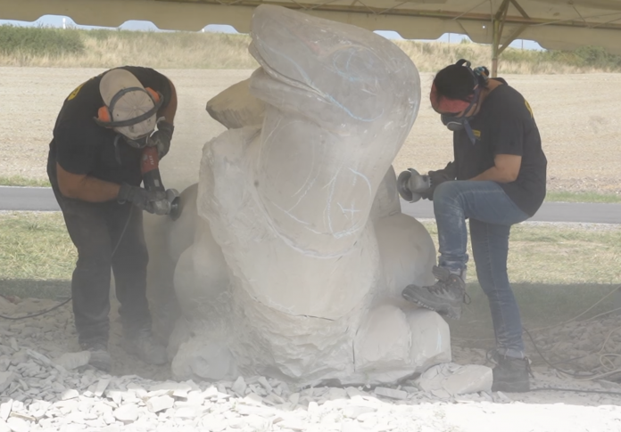 Les sculpteurs réparent les dégâts au Mont des Saints