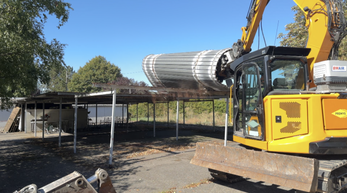 Ce lundi 25 août 2026 à 10h, le premier coup de pelle a marqué le début de la démolition du bâtiment administratif et des anciens garages du collège Lucien Pougué à Rémilly.