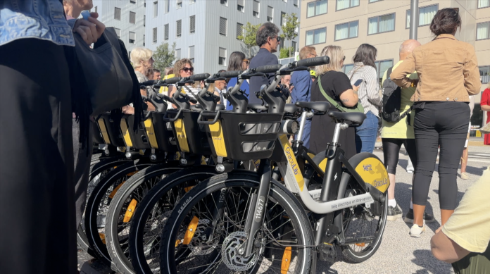 À la gare de Metz, l’offre de mobilité s’étoffe avec l’arrivée du Graoulib. Ce service de vélos électriques en libre-service, inauguré ce mardi 26 août 2025, met à disposition 150 bicyclettes réparties dans la métropole.