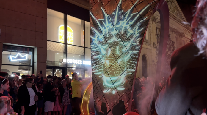 Ruban coupé, végétalisation et mapping vidéo : le nouveau visage de la rue Serpenoise a été dévoilé ce jeudi 28 août 2025 à Metz. Un projet qui divise entre volonté de redynamiser le commerce et critiques sur son coût.