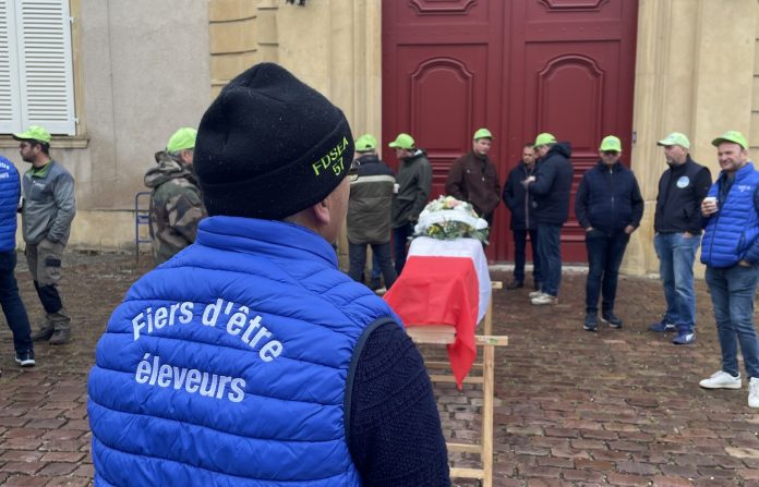 Action symbolique de la FDSEA pour sauver l'agriculture française - crédit : FDSEA