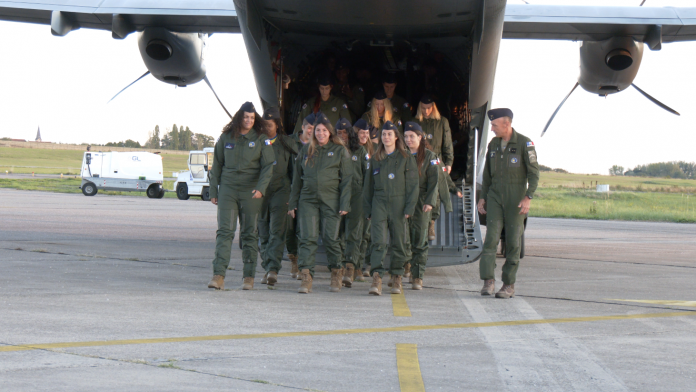 Les Dragonnes présentées... à bord d'un avion militaire !