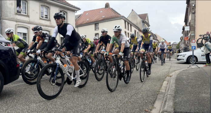 11h30, les coureurs s’élancent depuis la place d’armes de Phalsbourg, entourés par un cortège sécuritaire et toute la panoplie de véhicules suiveurs. Ce spectacle, les Phalsbourgeois l’attendaient depuis plus de 25 ans.