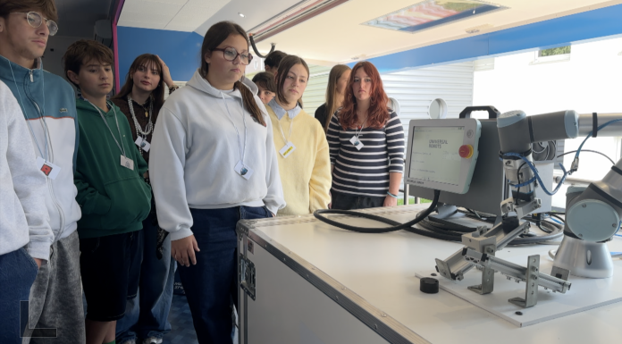 Casque vissé sur la tête, les yeux grands ouverts… les premiers à embarquer pour le Magical Industry Tour c’est Arthur et ses camarades du collège de Sierck-les-Bains. Ici, on manipule, on teste, on découvre le monde de l’industrie sous un autre jour.
