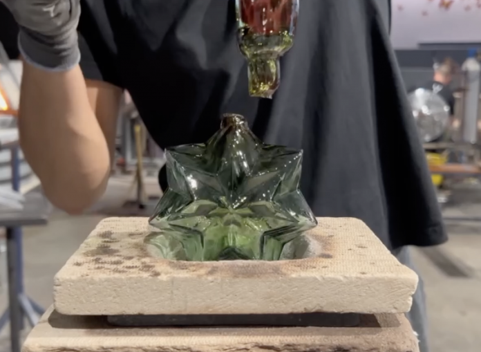 Le Zap : Cristal Lehrer dévoile sa nouvelle boule de Noël. Crédit : Cristal Lehrer