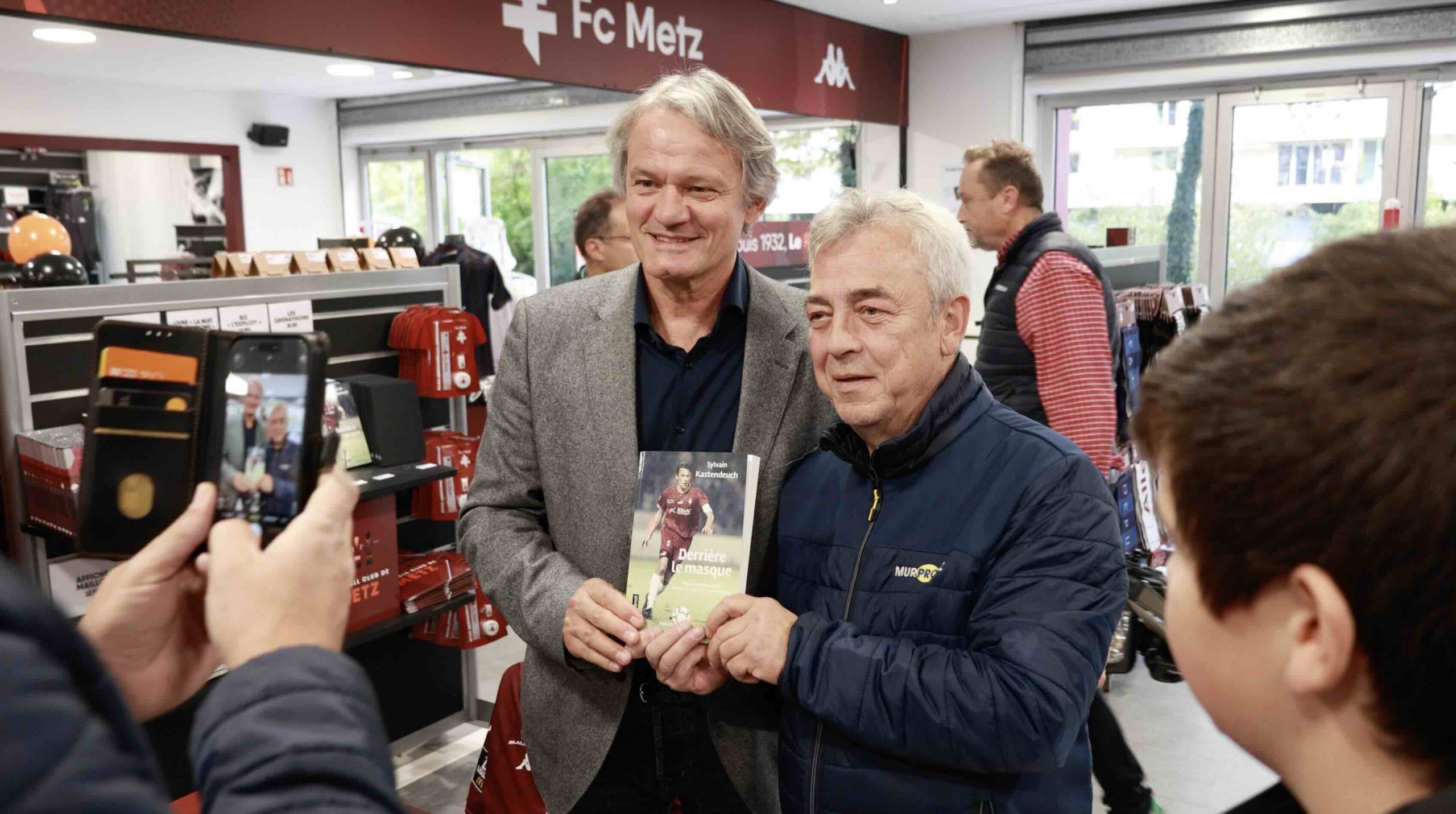 Sylvain Kastendeuch retrouve ses supporters avant de se livrer avec « Derrière les masques »