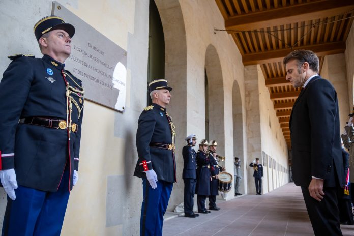 Une plaque en hommage aux 