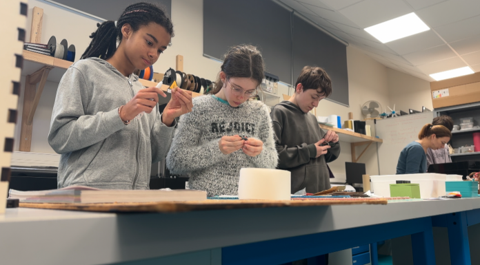Une mini-production de cadeaux de Noël au collège de Hartzviller