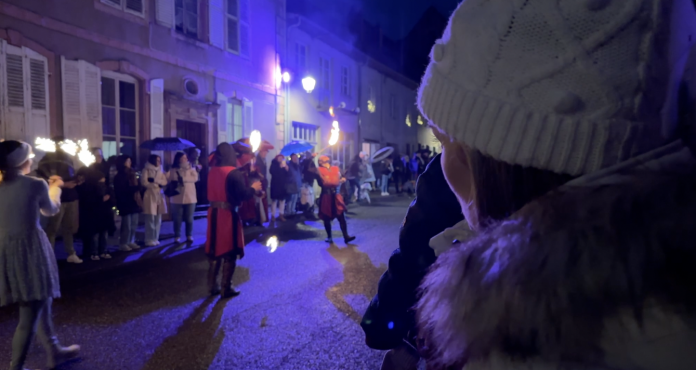 Fénétrange enflamme la nuit avec sa parade lumineuse