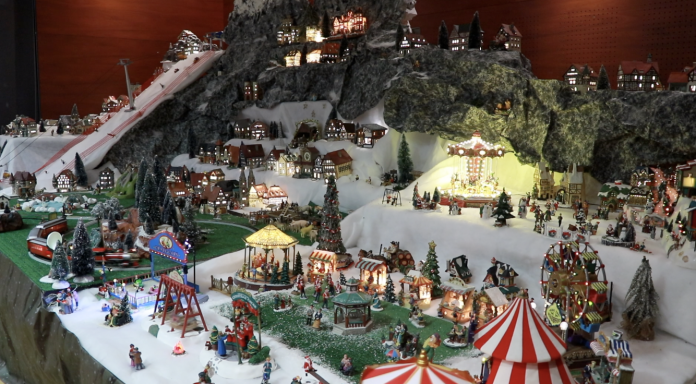 Un village de Noël miniature exposé à la médiathèque de Basse-Ham