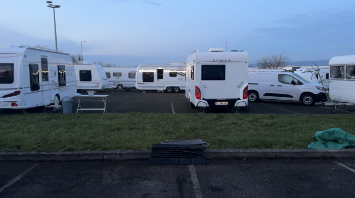 Une quarantaine de caravanes de gens du voyage occupent illégalement un parking à Flévy - Ennery