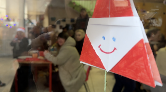 À Metz, bénévoles et associations se mobilisent pour apporter chaleur, repas et réconfort aux personnes les plus fragiles, entre repas solidaires et maraudes dans les rues du centre-ville.