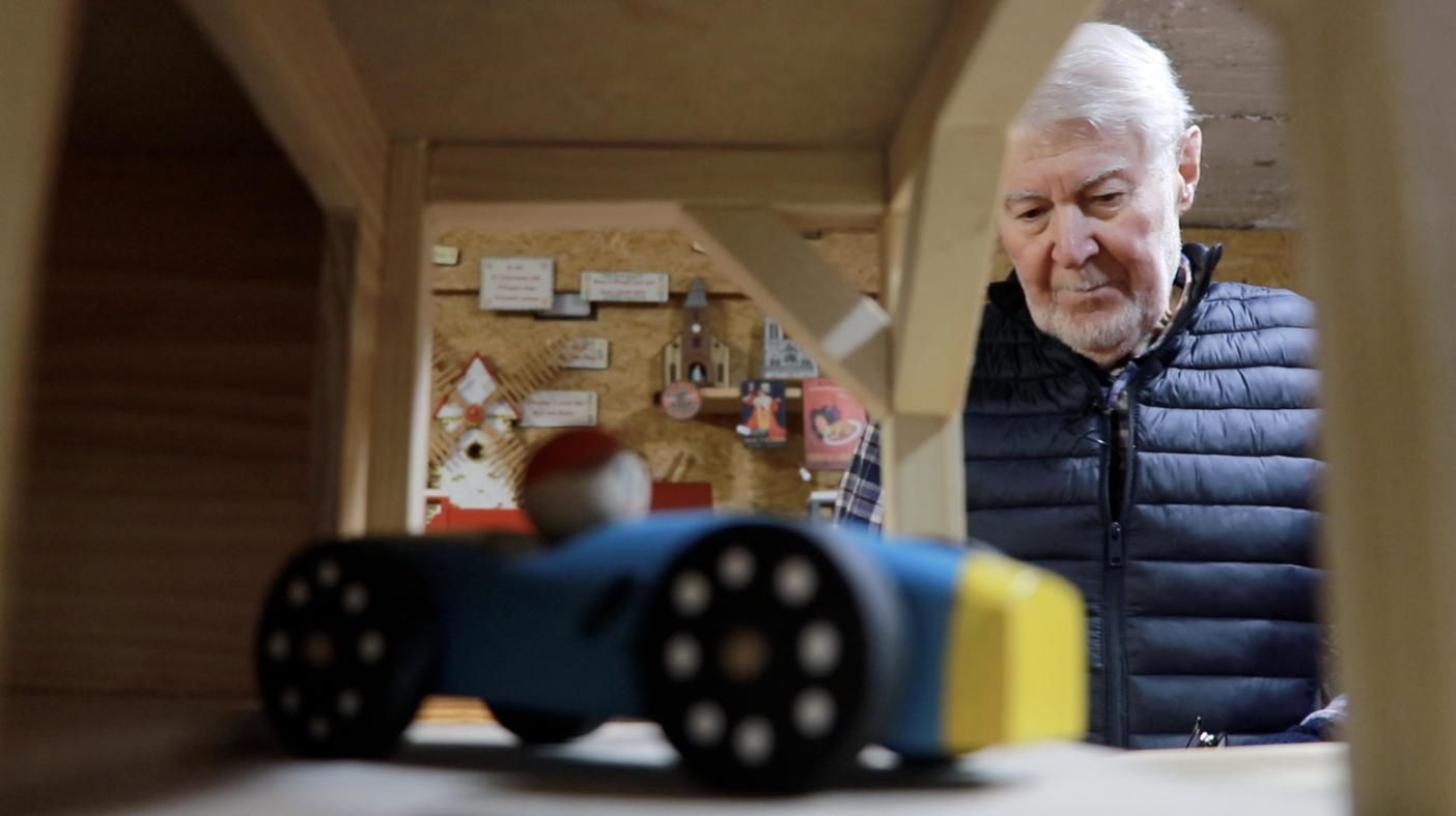 Noël : À Meisenthal, Michel Muller fabrique des jouets en bois uniques