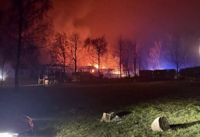 L'Auberge du Stock ravagé par les flammes lors du Réveillon - Crédit : Facebook - Auberge du Stock