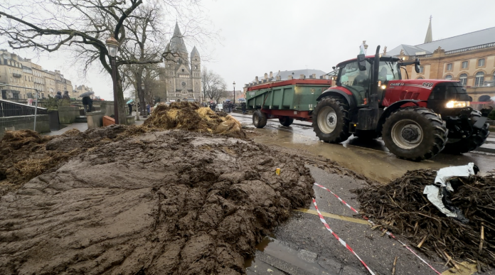 Contre le Mercosur, 250 agriculteurs manifestent à Metz avec 25 bennes de fumier