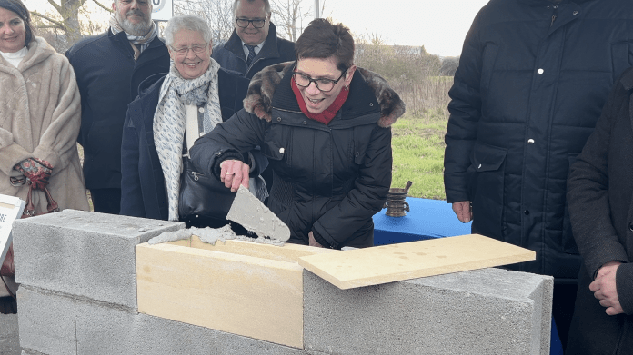 Les représentants de l’Institut Notre-Dame de la Providence et les acteurs politiques du territoire se sont réunis ce vendredi 23 janvier autour de la pose de la première pierre de la future école de Florange. 