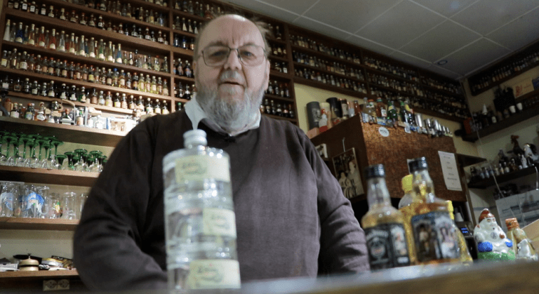 Roland et sa folle collection de 13 000 bouteilles miniatures