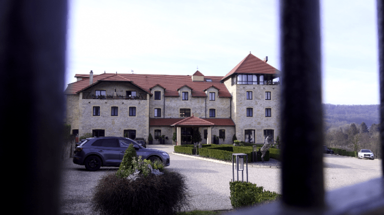 De la pierre locale au luxe mondial : l&rsquo;histoire du Domaine de la Klauss