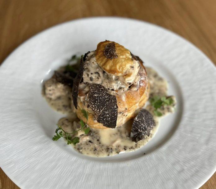 Benoît Potdevin reçoit le Bib Gourmand pour sonr estaurant à malroy, Aux Trois Capitaines