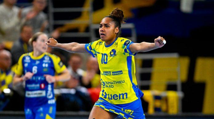 La tuile pour Metz Handball et Suzanne Wajoka