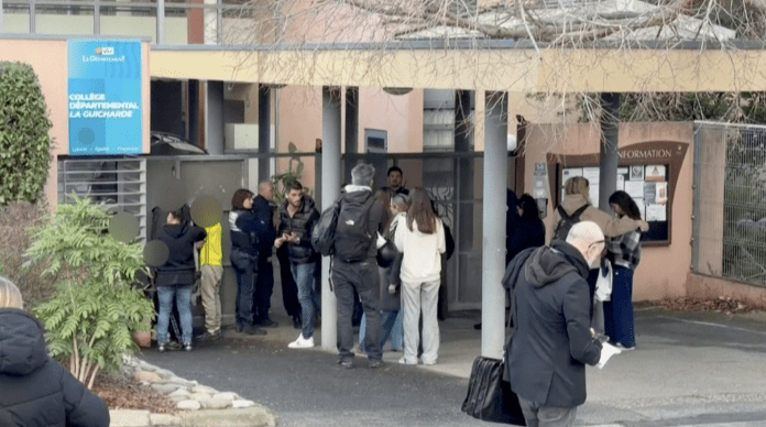 En Moselle, les syndicats veulent de l'action après l'agression d'une professeure poignardée par son élève dans le Var. Image : MIGUEL MEDINA / AFPTV/ AFP