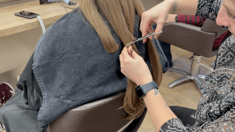 « Il vaut mieux qu’ils servent à une bonne cause » : à L’Hôpital, des cheveux pour les victimes de Crans-Montana