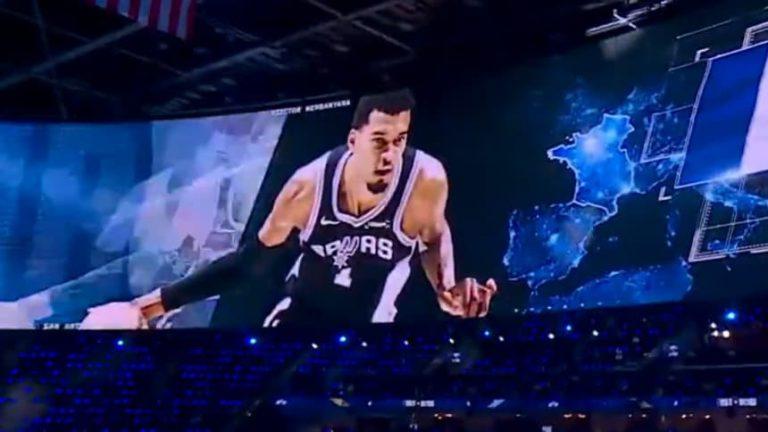 Wembanyama présenté avec une carte incomplète : l’erreur qui traverse l’Atlantique