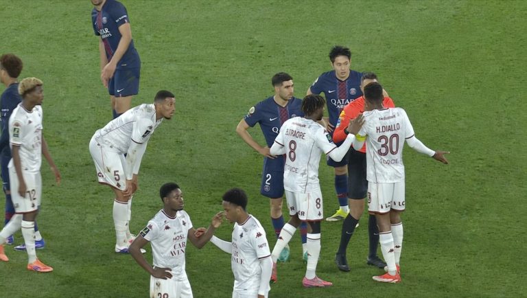 La direction de l&rsquo;arbitrage justifie l&rsquo;annulation du carton rouge de Jean-Philippe Gbamin lors de PSG – FC Metz