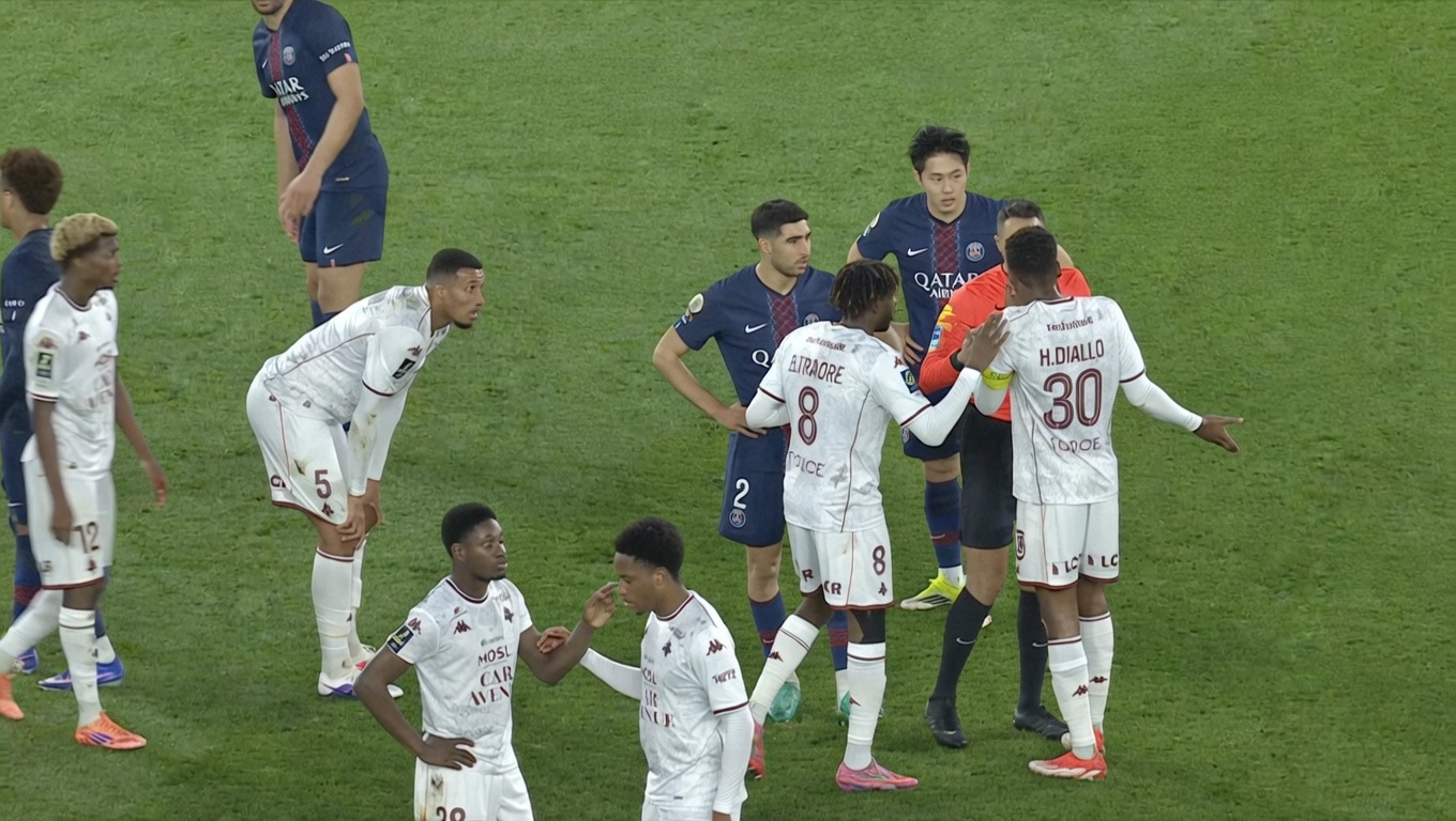 La direction de l’arbitrage justifie l’annulation du carton rouge de Jean-Philippe Gbamin lors de PSG – FC Metz