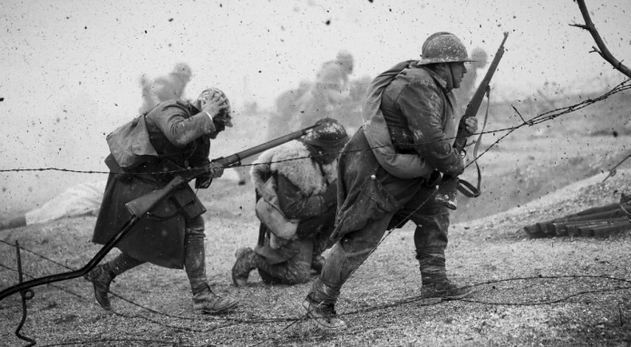 « Je voulais raconter la guerre autrement » : Hugo Becker présente « La Ligne de vie », sélectionné à la Mostra de Venise