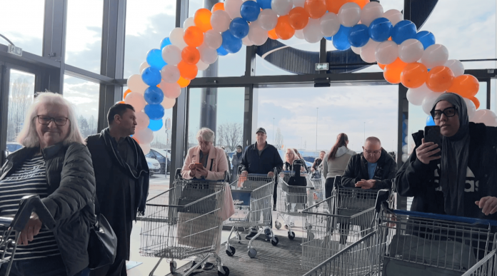 « Je voulais être la première » : une centaine de clients attendent l'ouverture du Leclerc de Woippy