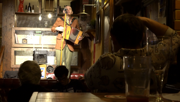 Avec scènes au bar, la culture s'invite au comptoir