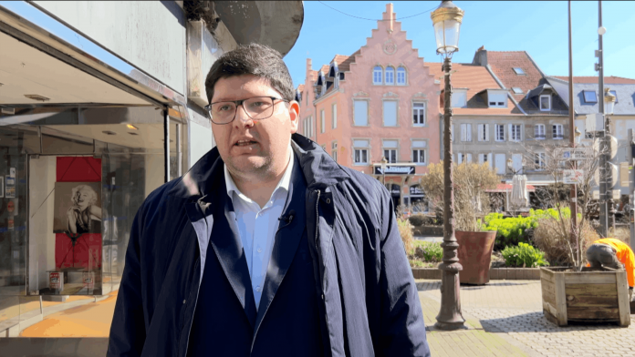 Quatre candidats s'étaient qualifiés pour le second tour des élections municipales de Saint-Avold (Moselle). Mais mardi 17 mars 2026, le candidat André Wojciechowski a annoncé son abandon pour tenter de faire barrage au Rassemblement national qui était arrivé en première position.