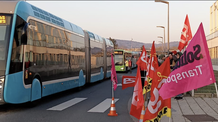 Jeudi 19 mars 2026, des syndicats du réseau de bus de Metz Métropole ont organisé plusieurs actions de prévention sur leurs conditions de travail – qu'ils jugent indécentes – à destination des conducteurs de bus, mais également des usagers.