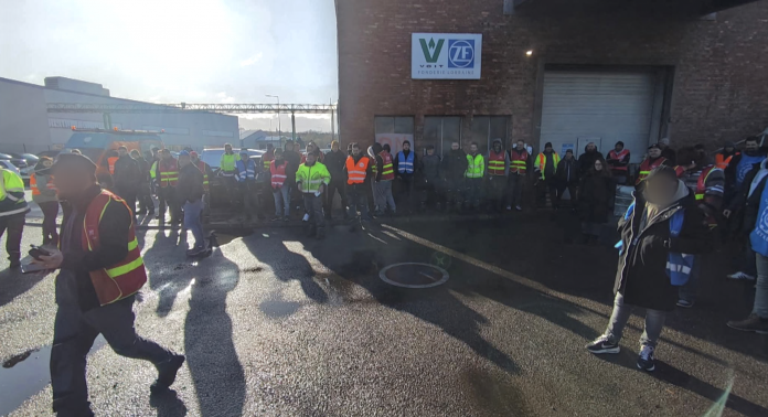 À Grosbliederstroff (Moselle), depuis le 24 mars 2026, les salariés de Fonderie Lorraine bloquent la production de leur usine de pièces automobiles. Après sept jours de piquet de grève, la mobilisation continue.