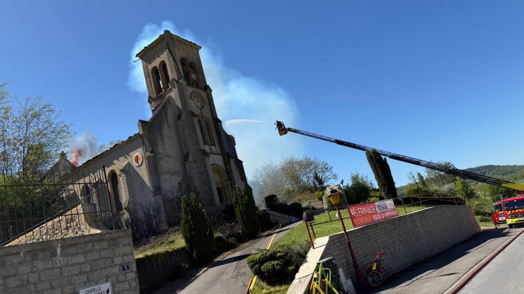 L'église de Montenach ravagée par les flammes / Crédit : SDIS57