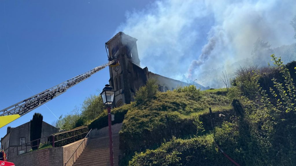 L'église de Montenach ravagée par les flammes / Crédit : SDIS57