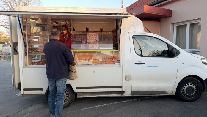 Près de Bouzonville, la camionnette devient la boulangerie du village