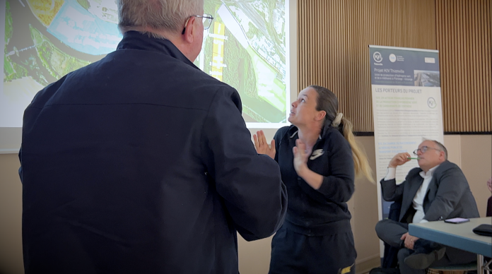 Que devient le projet H2V Thionville ? Cette méga-usine de carburants du futur devrait entrer en service en 2030. Mais en attendant, les concertations avec le public continuent. Jeudi 23 avril 2026, à travers des échanges tendus, les Mosellans ont pu interpeller les porteurs du projet.