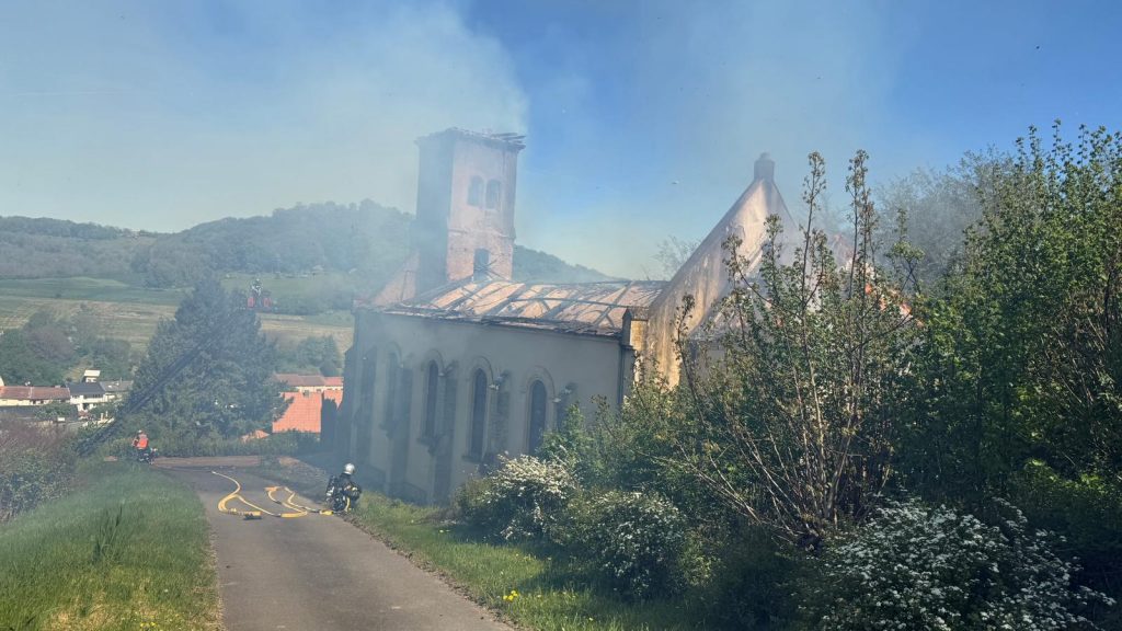 L'église de Montenach ravagée par les flammes / Crédit : SDIS57