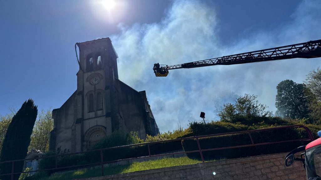 L'église de Montenach ravagée par les flammes / Crédit : SDIS57