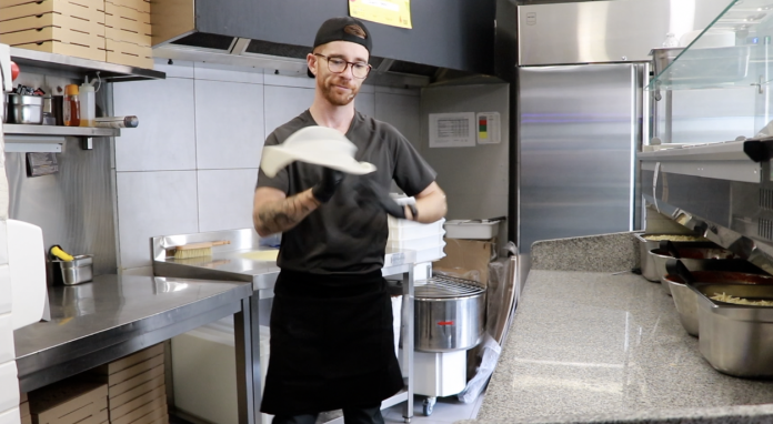À Hettange-Grande, ce pizzaiolo est aussi triple champion de France de pizza acrobatique