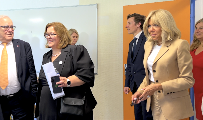 Depuis la pandémie de Covid-19 et la généralisation du numérique, le lien de confiance entre les parents et l'École s'est effiloché. Vendredi 22 mai 2026 à Metz, ce fut le sujet de débat entre le corps enseignant, le ministre de l'Éducation nationale et Brigitte Macron.