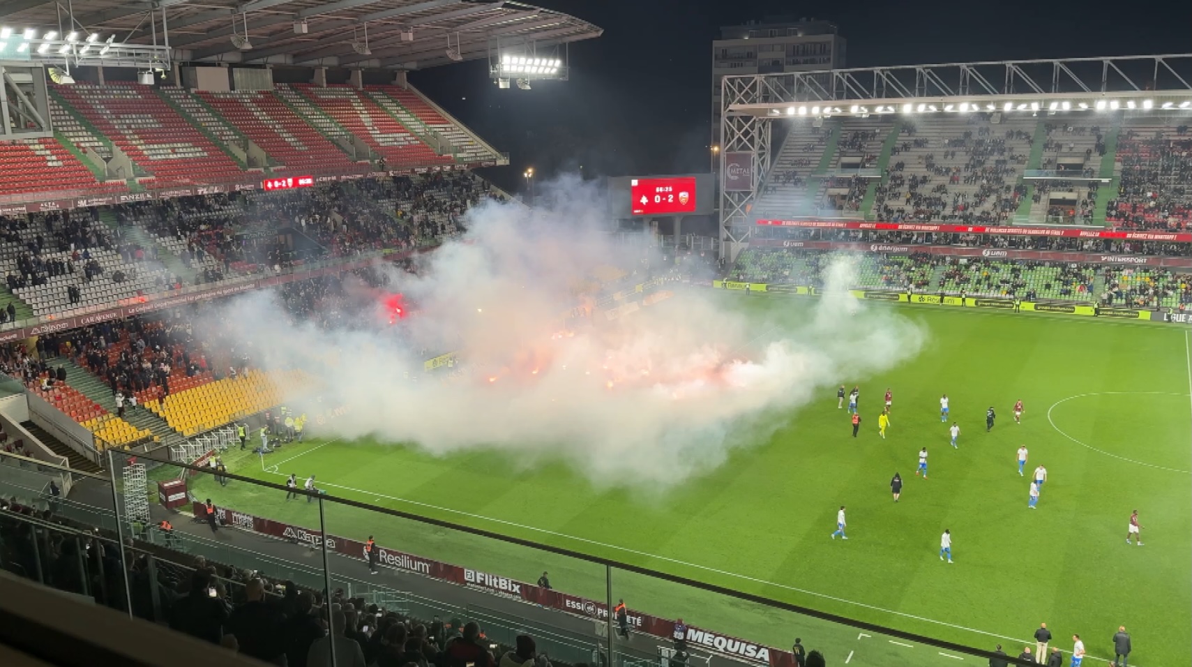 Le FC Metz fortement sanctionné par la LFP après les jets de fumigènes contre le FC Lorient